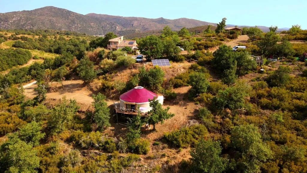 Yourte contemporaine avec magnifique vue sur les montagnes
