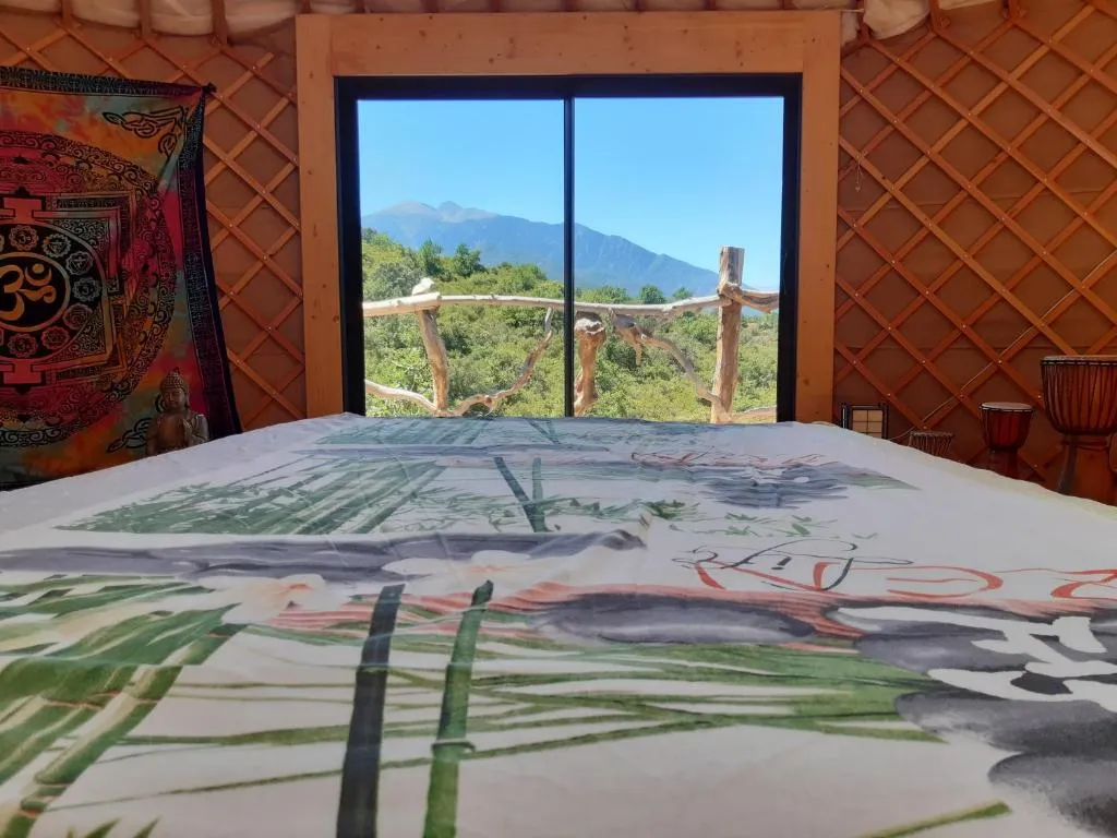 Yourte contemporaine avec magnifique vue sur les montagnes