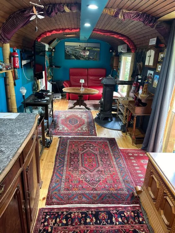 Zirkuswagen im Grünen