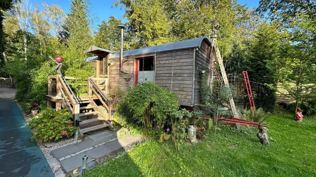 Zirkuswagen im Grünen